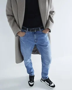 Blue tapered fit jeans